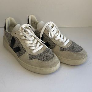 Women’s Veja Sneakers V-10 EUR 37 US 6 Leather